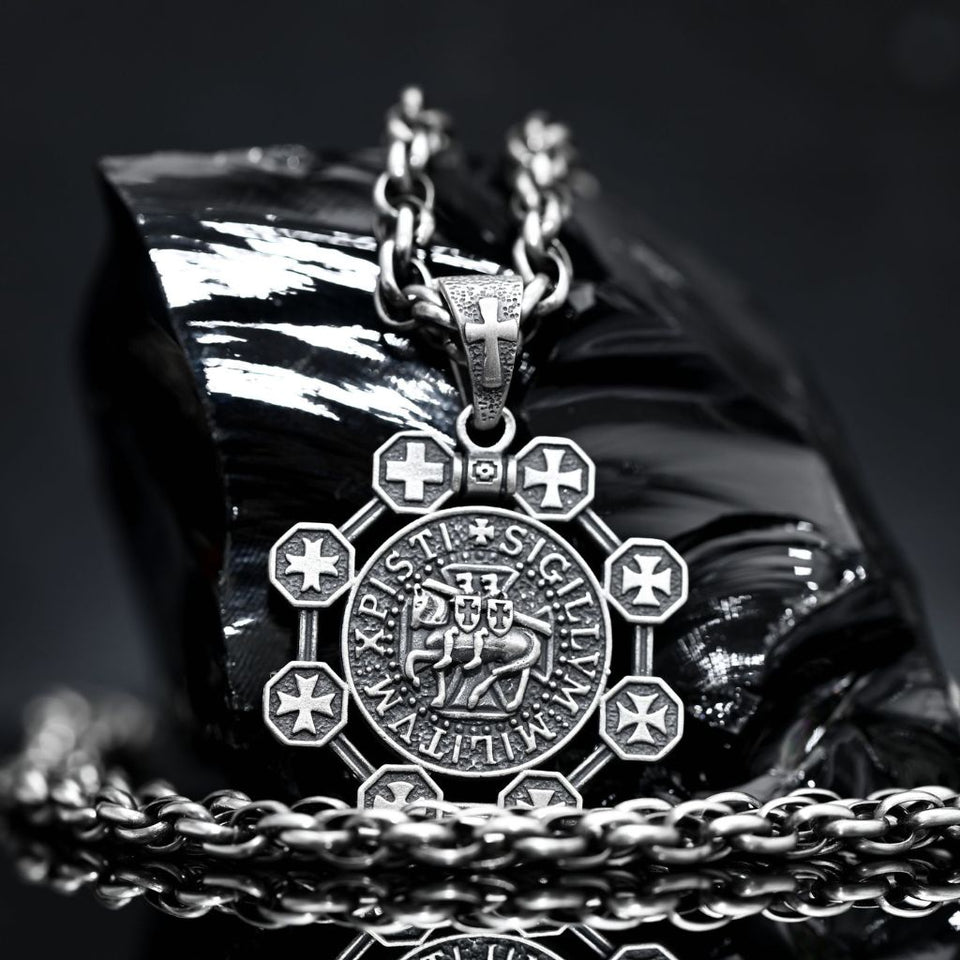 Detailed Templar pendant made of sterling silver 925, with all Templar crosses and a central depiction of Knights Templar soldiers on horseback with rope chain necklace, embodying medieval and religious symbolism.