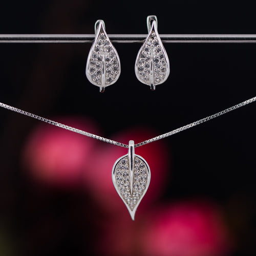 Set of silver pendant necklace and earrings 