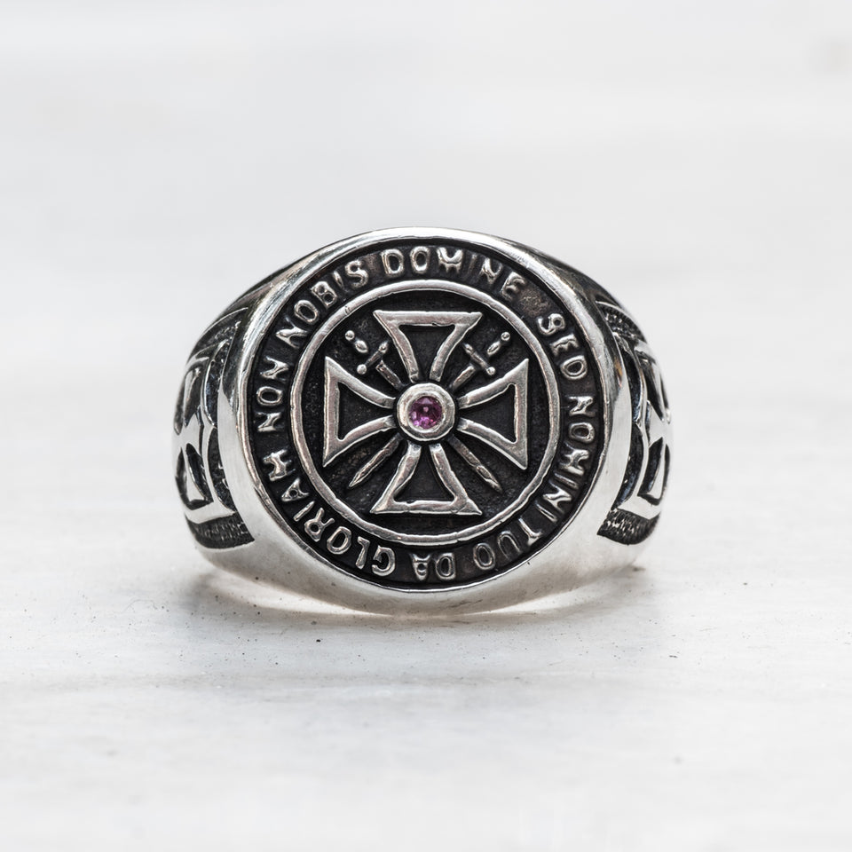 Sterling silver 925 men’s ring Knights Templar "Non Nobis Domine" is handmade vintage masonic ring with original, unique design, cleaned details and amazing artwork. This silver freemason ring is perfect gift for him. The Knights templar ring is stamped 925 and it will suit with every men's style. Check out other best handcrafting sterling silver men's jewelry at silverslegends.com…